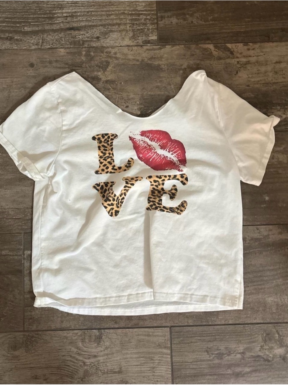 White Short-Sleeve Kids' LOVE Graphic Tee with Leopard Print and Pink Kiss